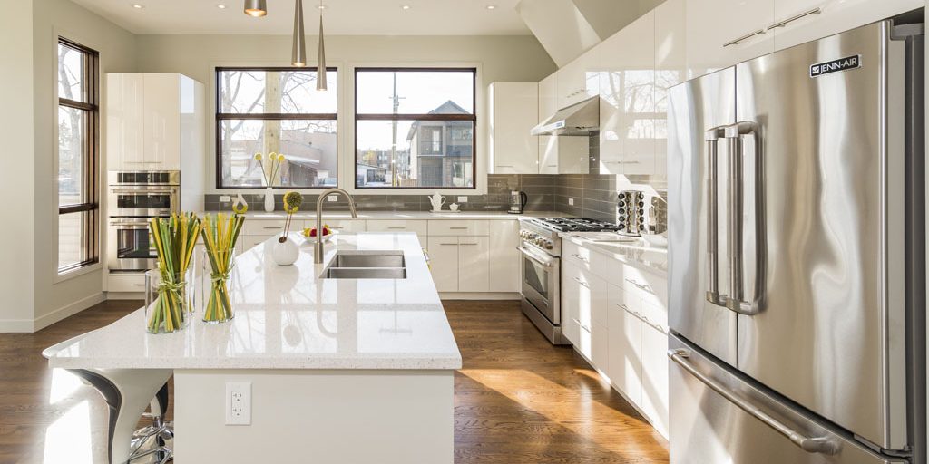 reforma-cocina-bdb-villalba Cocina reformada con encimera de cuarzo y suelo porcelánico de BdB Villalba.