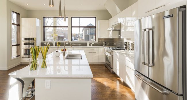 reforma-cocina-bdb-villalba Cocina reformada con encimera de cuarzo y suelo porcelánico de BdB Villalba.